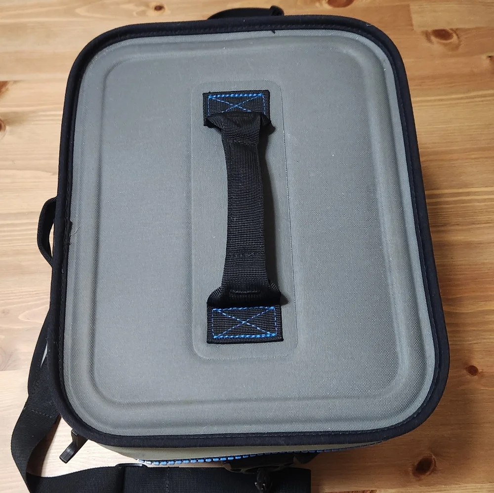 YETI Hopper Flip 12 Tahoe Blue/Grey - Picture 4 of 13